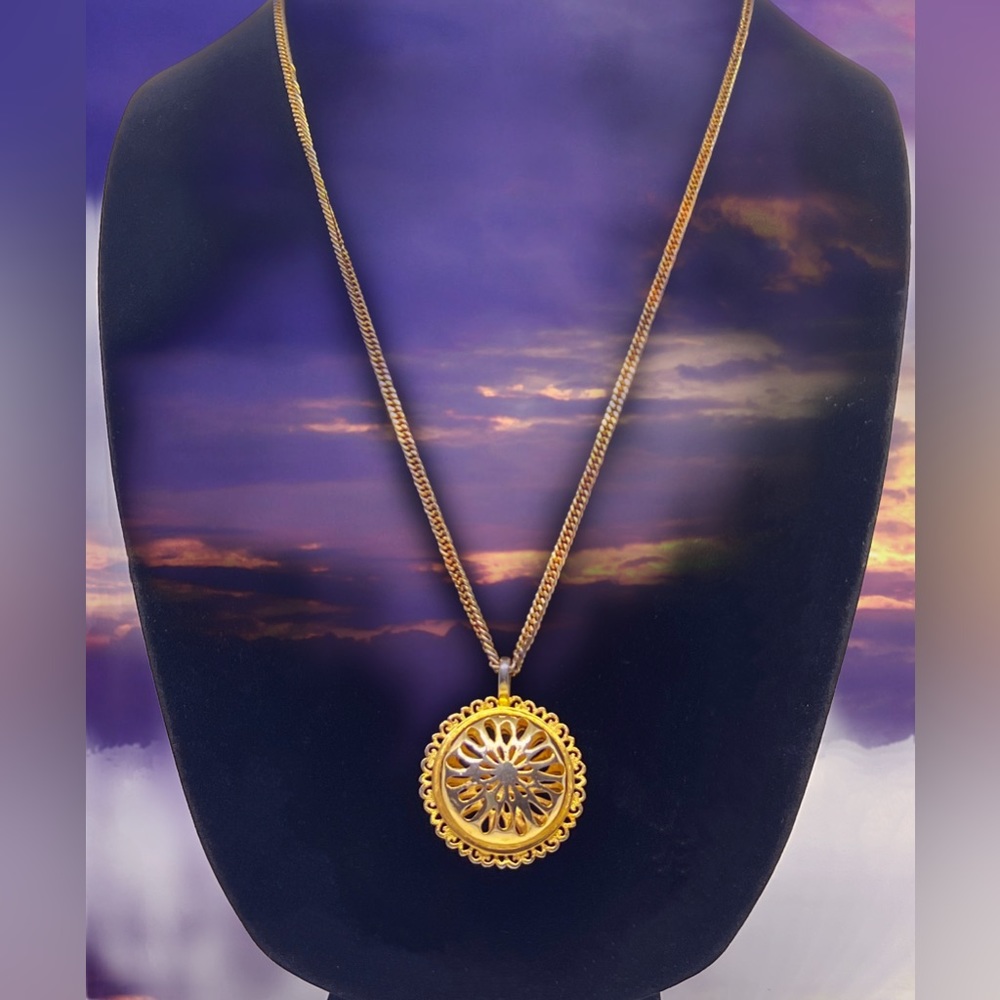 Vtg Gold Tone Puff Flower Charm Pendant/Medallion Necklace